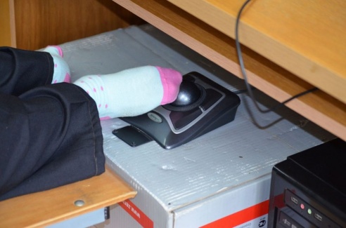 В Речице мальчик без рук пишет, рисует и работает на компьютере