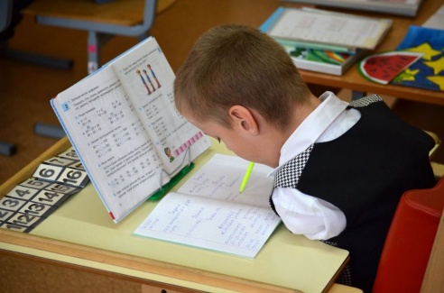 В Речице мальчик без рук пишет, рисует и работает на компьютере