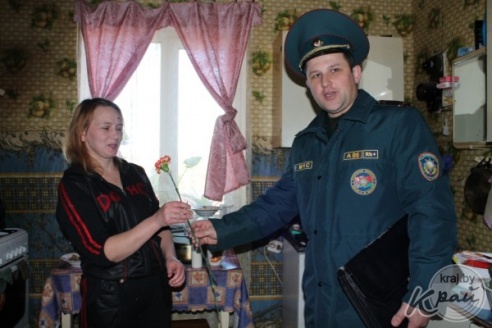 Вилейские спасатели поздравили женщин с Днем матери (ФОТО)