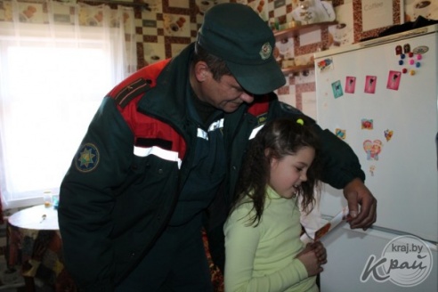 Вилейские спасатели поздравили женщин с Днем матери (ФОТО)