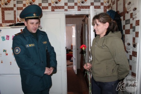 Вилейские спасатели поздравили женщин с Днем матери (ФОТО)