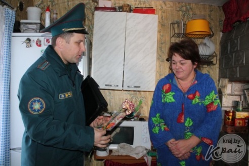 Вилейские спасатели поздравили женщин с Днем матери (ФОТО)