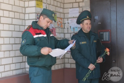 Вилейские спасатели поздравили женщин с Днем матери (ФОТО)