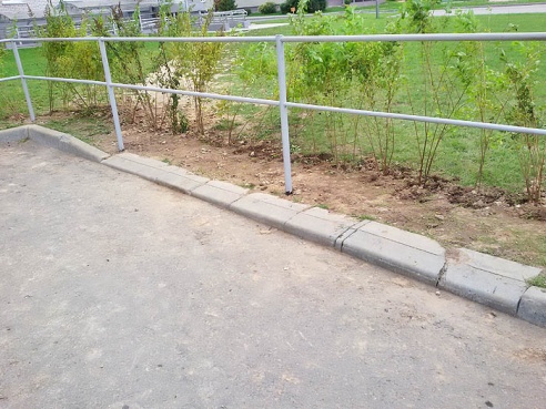 Зачем нашу тропинку закрыли забором и кустами?