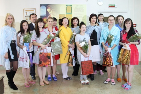 В Жодино сложилась добрая традиция в Неделю матери дарить подарки новоиспеченным мамочкам прямо в роддоме