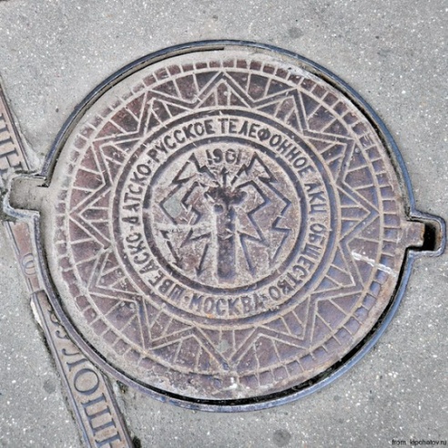 «Даже по люкам можно изучать историю и географию»: архитектор из Гомеля собирает городские артефакты