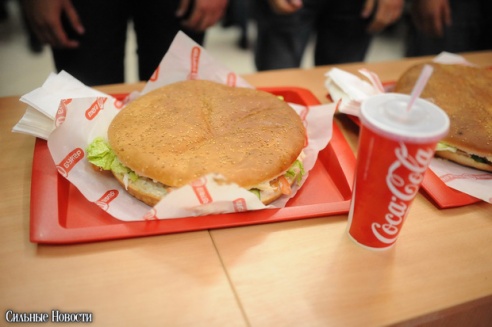Торговый центр «Секрет» отметил свой День рождения Чемпионатом по поеданию бургеров и выбором «Мисс Секрет»
