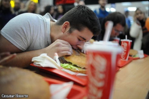 Торговый центр «Секрет» отметил свой День рождения Чемпионатом по поеданию бургеров и выбором «Мисс Секрет»