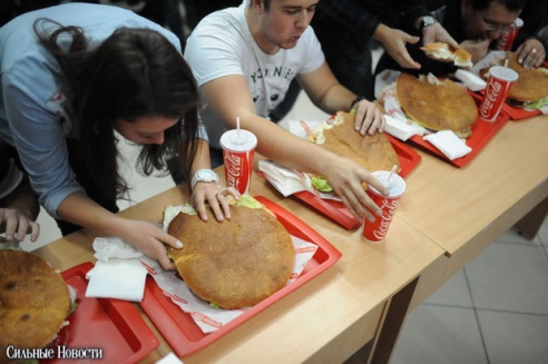 Торговый центр «Секрет» отметил свой День рождения Чемпионатом по поеданию бургеров и выбором «Мисс Секрет»