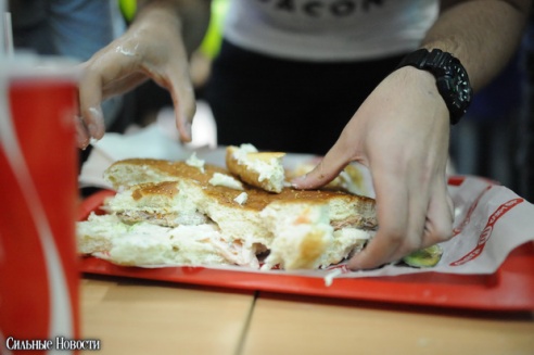 Торговый центр «Секрет» отметил свой День рождения Чемпионатом по поеданию бургеров и выбором «Мисс Секрет»