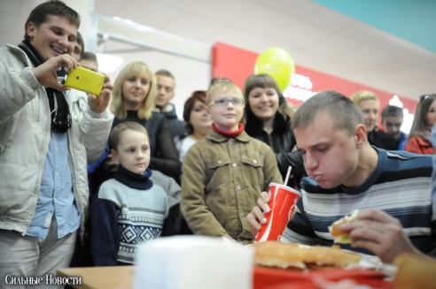 Торговый центр «Секрет» отметил свой День рождения Чемпионатом по поеданию бургеров и выбором «Мисс Секрет»