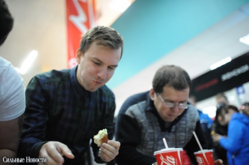 Торговый центр «Секрет» отметил свой День рождения Чемпионатом по поеданию бургеров и выбором «Мисс Секрет»