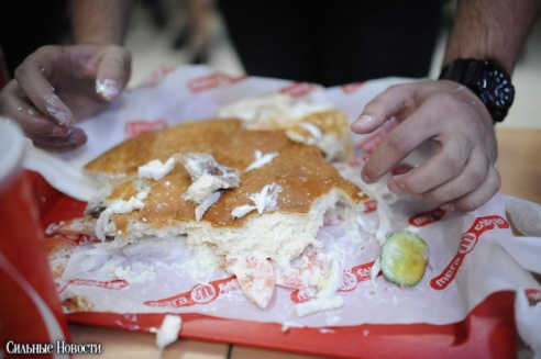 Торговый центр «Секрет» отметил свой День рождения Чемпионатом по поеданию бургеров и выбором «Мисс Секрет»