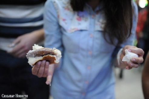 Торговый центр «Секрет» отметил свой День рождения Чемпионатом по поеданию бургеров и выбором «Мисс Секрет»