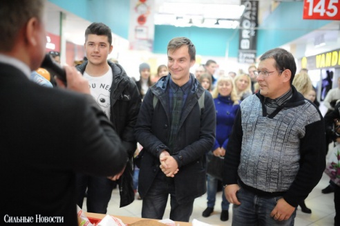 Торговый центр «Секрет» отметил свой День рождения Чемпионатом по поеданию бургеров и выбором «Мисс Секрет»