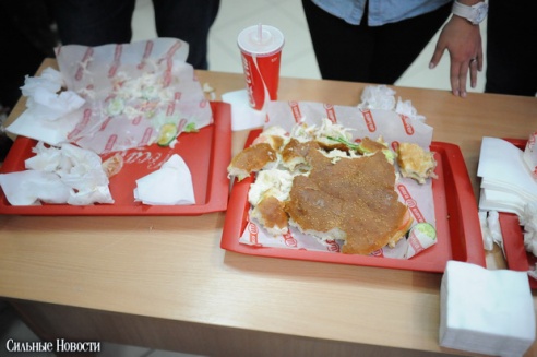 Торговый центр «Секрет» отметил свой День рождения Чемпионатом по поеданию бургеров и выбором «Мисс Секрет»