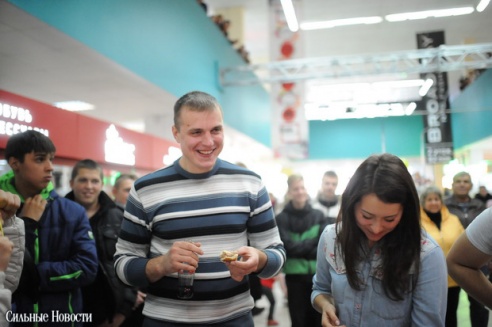 Торговый центр «Секрет» отметил свой День рождения Чемпионатом по поеданию бургеров и выбором «Мисс Секрет»