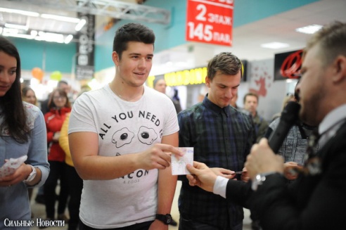 Торговый центр «Секрет» отметил свой День рождения Чемпионатом по поеданию бургеров и выбором «Мисс Секрет»