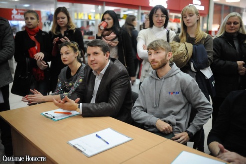 Торговый центр «Секрет» отметил свой День рождения Чемпионатом по поеданию бургеров и выбором «Мисс Секрет»