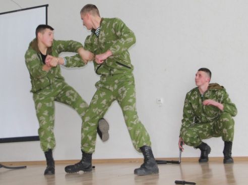 Офицеры и курсанты Института пограничной службы Республики Беларусь рассказывали в Костюковичах как стать профессиональным военным пограничником (+ фото, + видео)