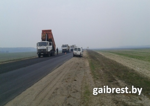 В Пинском районе во время дорожных работ рабочий из Житковичей попал под колеса «Пежо»