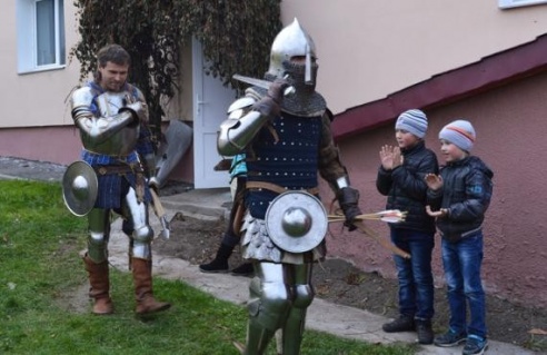 На свяце "Альгердаў шлях" у Глыбокім дзеці біліся на мячах і стралялі з лука (ФОТА)