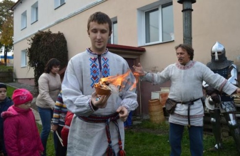 На свяце "Альгердаў шлях" у Глыбокім дзеці біліся на мячах і стралялі з лука (ФОТА)