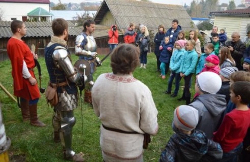 На свяце "Альгердаў шлях" у Глыбокім дзеці біліся на мячах і стралялі з лука (ФОТА)