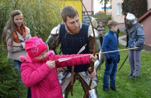 На свяце "Альгердаў шлях" у Глыбокім дзеці біліся на мячах і стралялі з лука (ФОТА)
