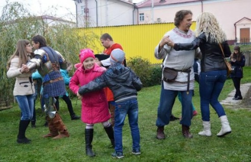 На свяце "Альгердаў шлях" у Глыбокім дзеці біліся на мячах і стралялі з лука (ФОТА)