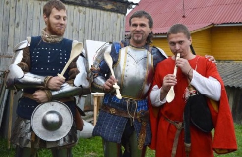 На свяце "Альгердаў шлях" у Глыбокім дзеці біліся на мячах і стралялі з лука (ФОТА)