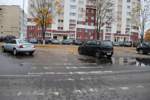 Водители, пытаясь занять свободные места для парковки, нарушают правила стоянки и остановки