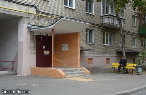 Фотофакт: ради ремонта ливневки у подъезда срезали асфальт. Ливневку отремонтировали, участок без асфальта остался