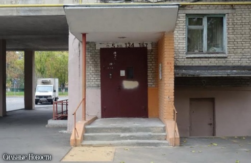 Фотофакт: ради ремонта ливневки у подъезда срезали асфальт. Ливневку отремонтировали, участок без асфальта остался