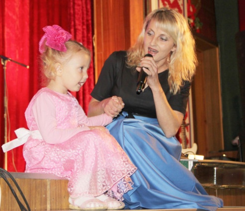 В Костюковичском районном Центре культуры состоялся праздничный концерт «Твоей улыбки свет», посвященный Дню матери (+ фото)