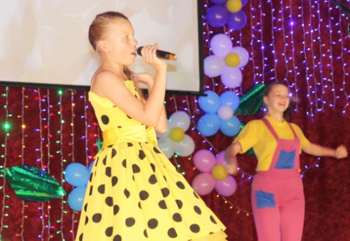 В Костюковичском районном Центре культуры состоялся праздничный концерт «Твоей улыбки свет», посвященный Дню матери (+ фото)