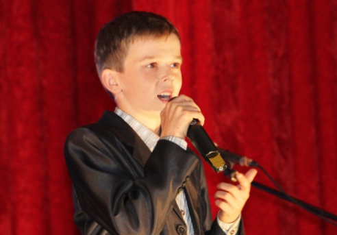 В Костюковичском районном Центре культуры состоялся праздничный концерт «Твоей улыбки свет», посвященный Дню матери (+ фото)