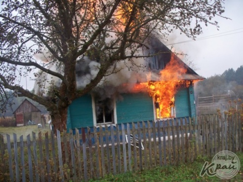 Житель Вилейского района разбил окна, чтобы выветрить из дома дым. В результате дом сгорел полностью (ФОТО)