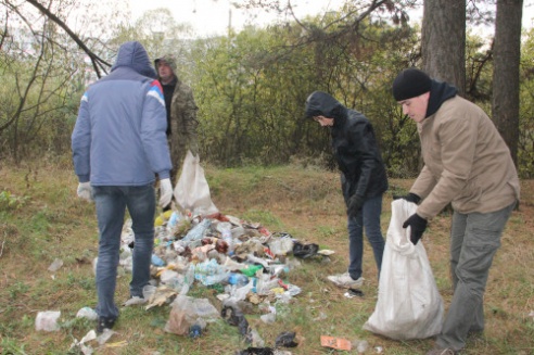 По инициативе Костюковичского лесхоза в рамках месячника по наведению порядка на земле были проведены два общественных мероприятия (+ фото)