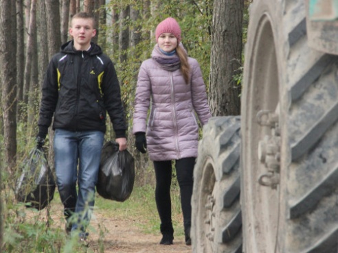 По инициативе Костюковичского лесхоза в рамках месячника по наведению порядка на земле были проведены два общественных мероприятия (+ фото)