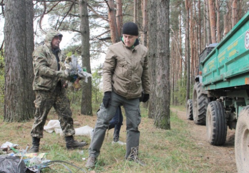 По инициативе Костюковичского лесхоза в рамках месячника по наведению порядка на земле были проведены два общественных мероприятия (+ фото)