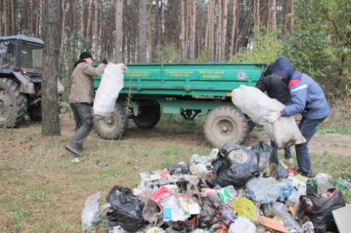По инициативе Костюковичского лесхоза в рамках месячника по наведению порядка на земле были проведены два общественных мероприятия (+ фото)