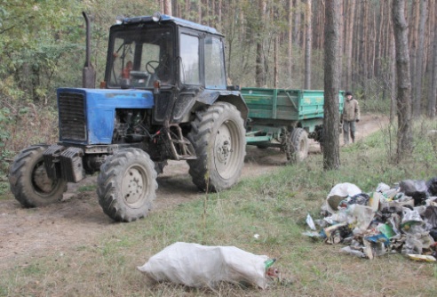 По инициативе Костюковичского лесхоза в рамках месячника по наведению порядка на земле были проведены два общественных мероприятия (+ фото)