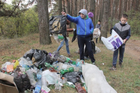 По инициативе Костюковичского лесхоза в рамках месячника по наведению порядка на земле были проведены два общественных мероприятия (+ фото)