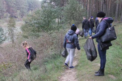 По инициативе Костюковичского лесхоза в рамках месячника по наведению порядка на земле были проведены два общественных мероприятия (+ фото)