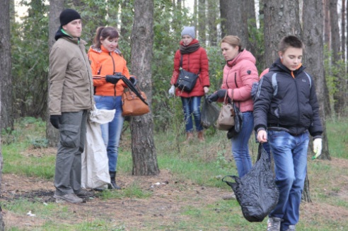 По инициативе Костюковичского лесхоза в рамках месячника по наведению порядка на земле были проведены два общественных мероприятия (+ фото)