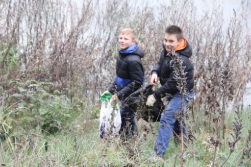 По инициативе Костюковичского лесхоза в рамках месячника по наведению порядка на земле были проведены два общественных мероприятия (+ фото)