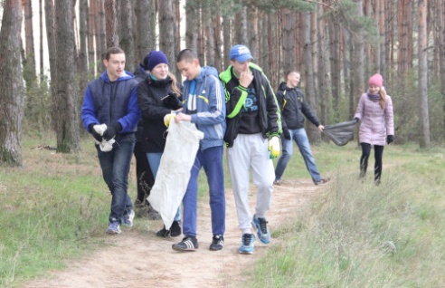 По инициативе Костюковичского лесхоза в рамках месячника по наведению порядка на земле были проведены два общественных мероприятия (+ фото)
