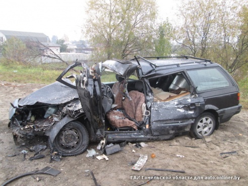 В Гомеле грузовик выехал на встречную полосу и столкнулся с Volkswagen. Водитель легковой машины погиб