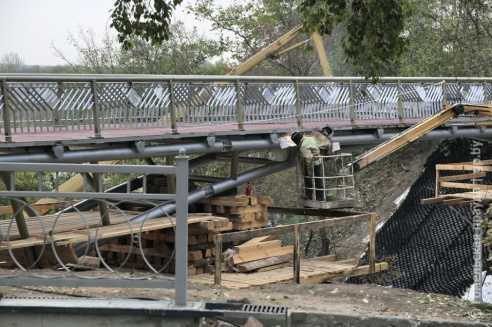 Работы по возведению пешеходного моста от улицы Пушкина идут полным ходом (фото, видео)